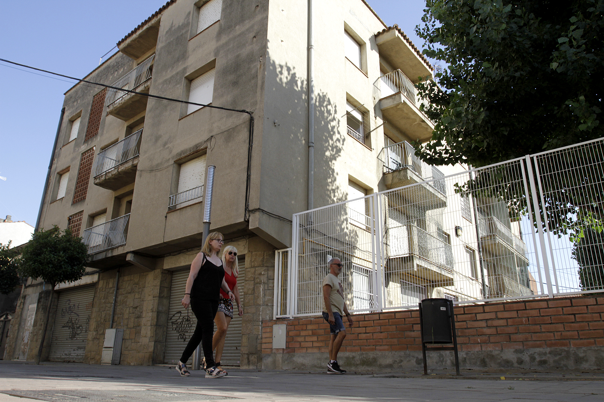 L'edifici d'habitatges està situat al costat del pati de l'antiga escola Nicolás Longarón