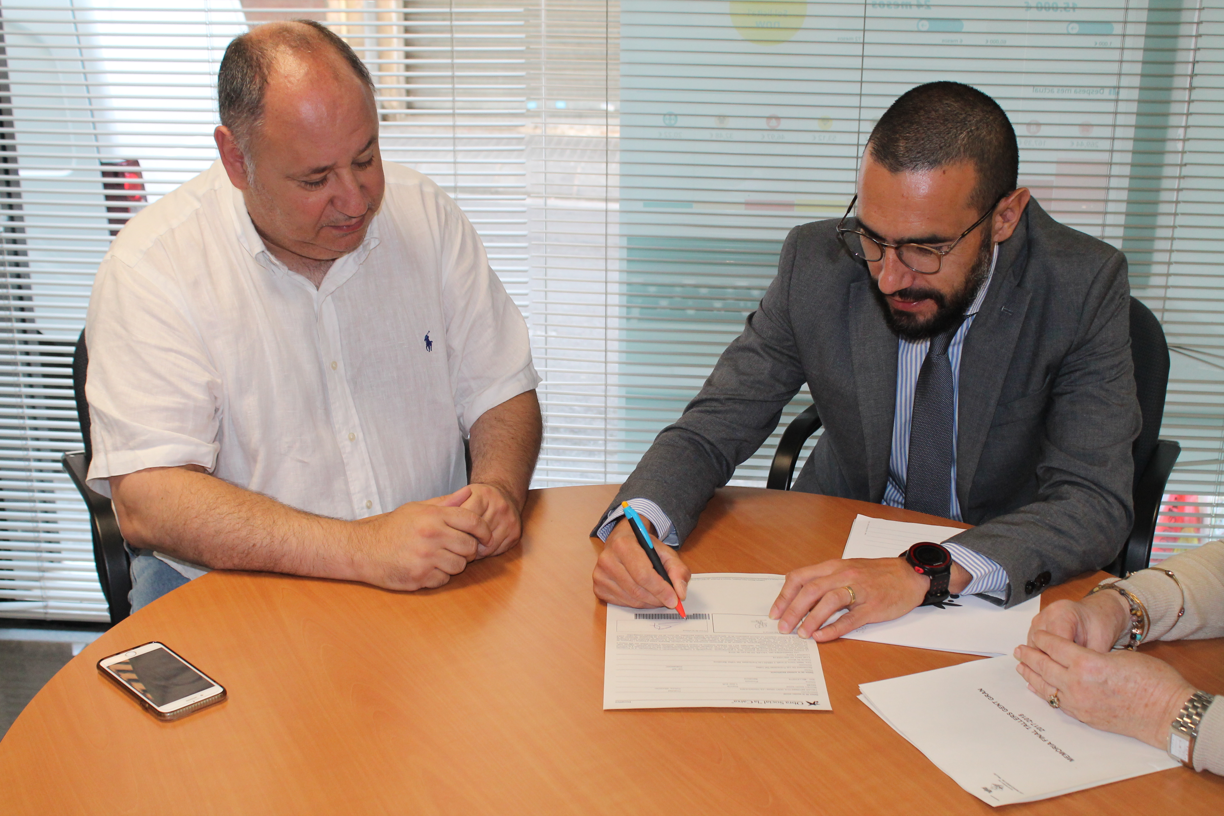Francesc Colomé, a l'esquerra i Manel Cabanillas, han firmat el conveni