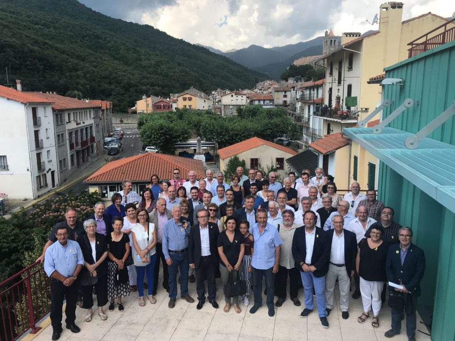Foto de família dels alcaldes i alcaldesses reunits a Prats de Molló