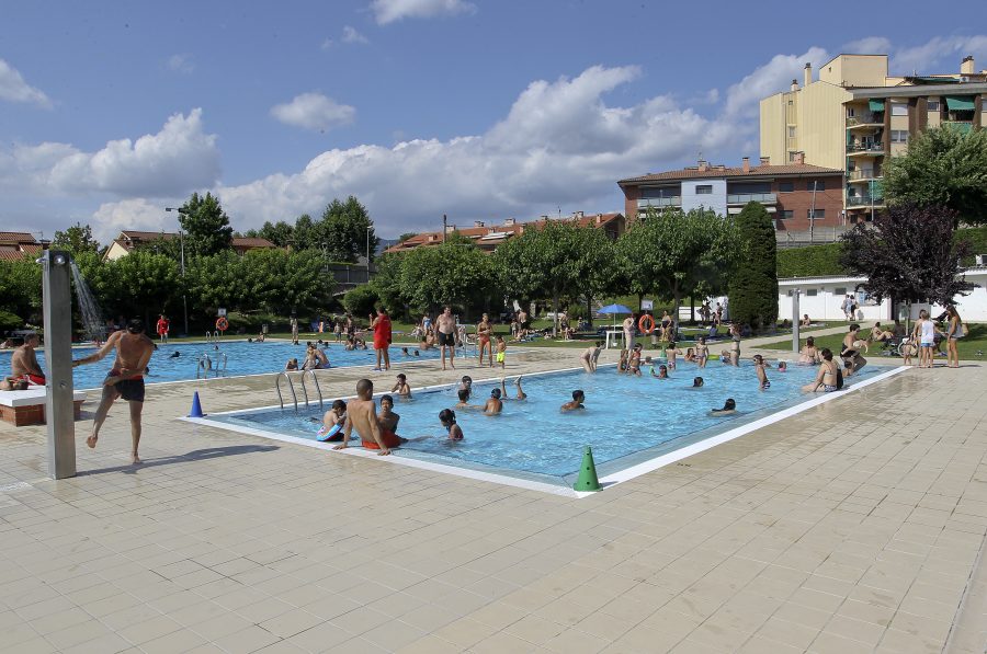 La piscina municipal de Torelló, plena de banyistes, aquest dimarts a la tarda