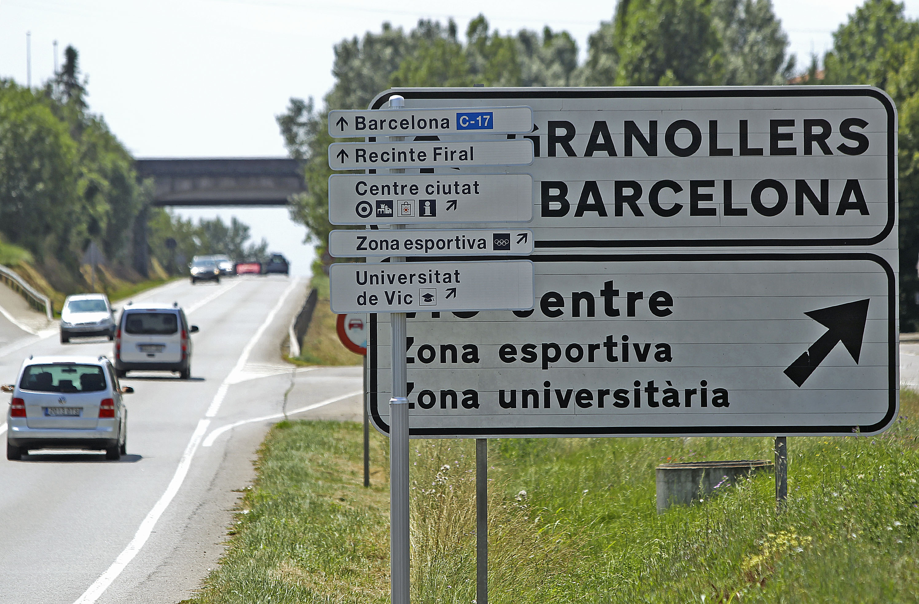 El nou rètol davant l'antic que senyalitzava la direcció a Barcelona