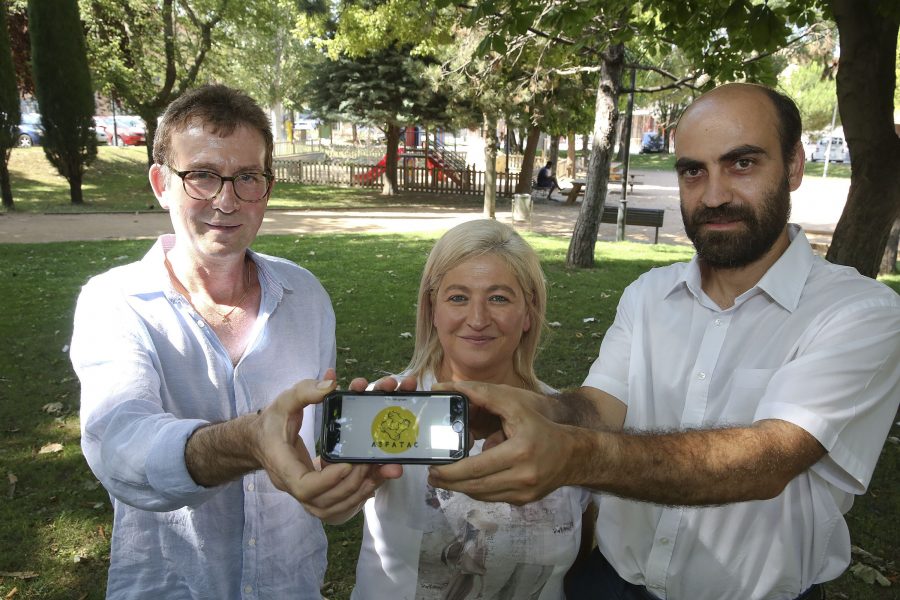 Jesús Martin-Pero, Silvia Otin i Marc Verdaguer, alcalde de Calldetenes, mostrant el logo de l’associació
