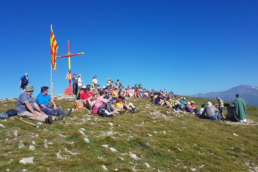 La missa al cim del Taga, diumenge passat. Els assistents van lligar una petita estelada al peu de la creu