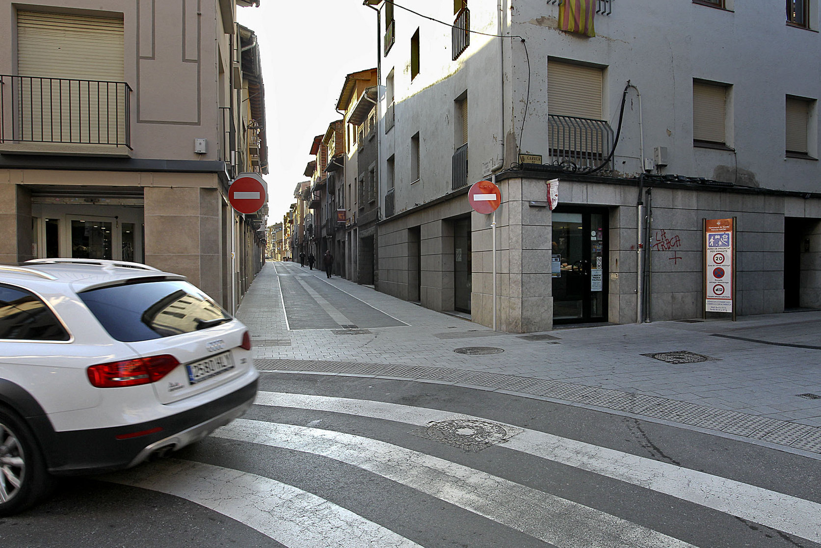El carrer Sant Bartomeu quan era de baixada; ara s'ha retornat al sentit original