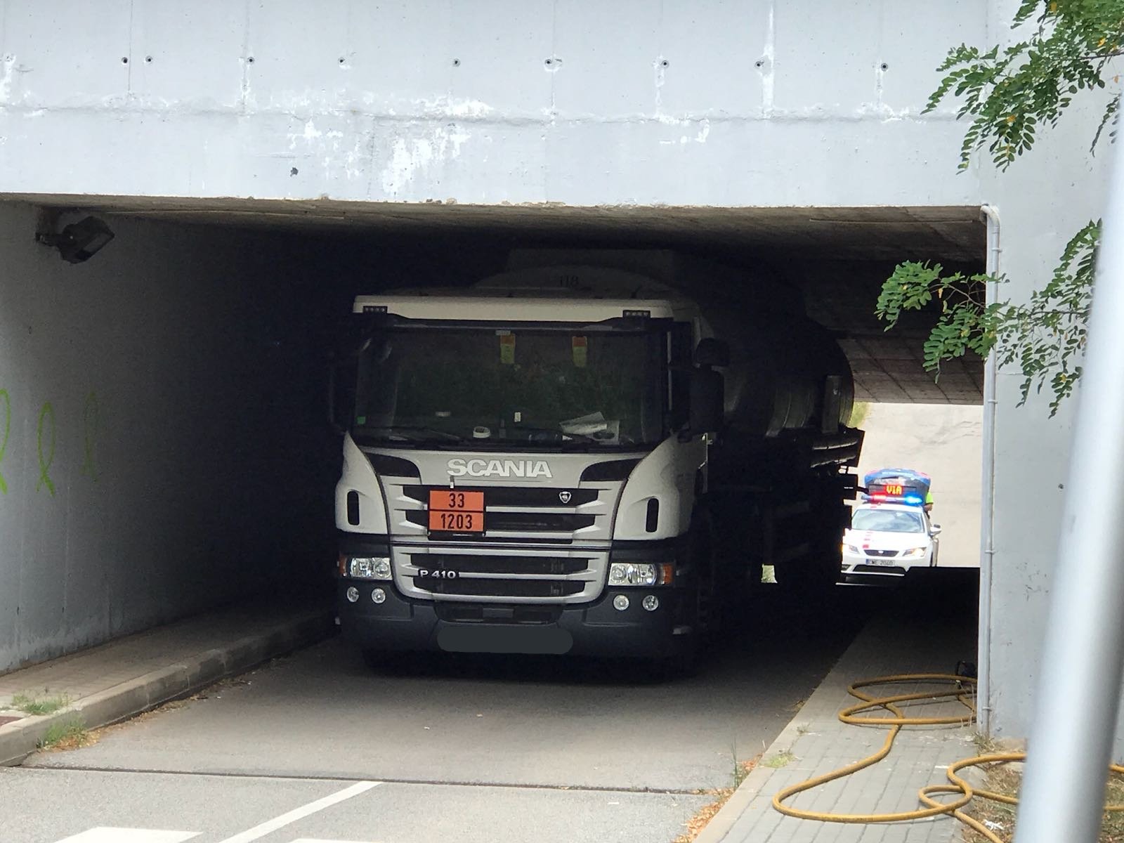 El camió atrapat sota el pont de la C-17