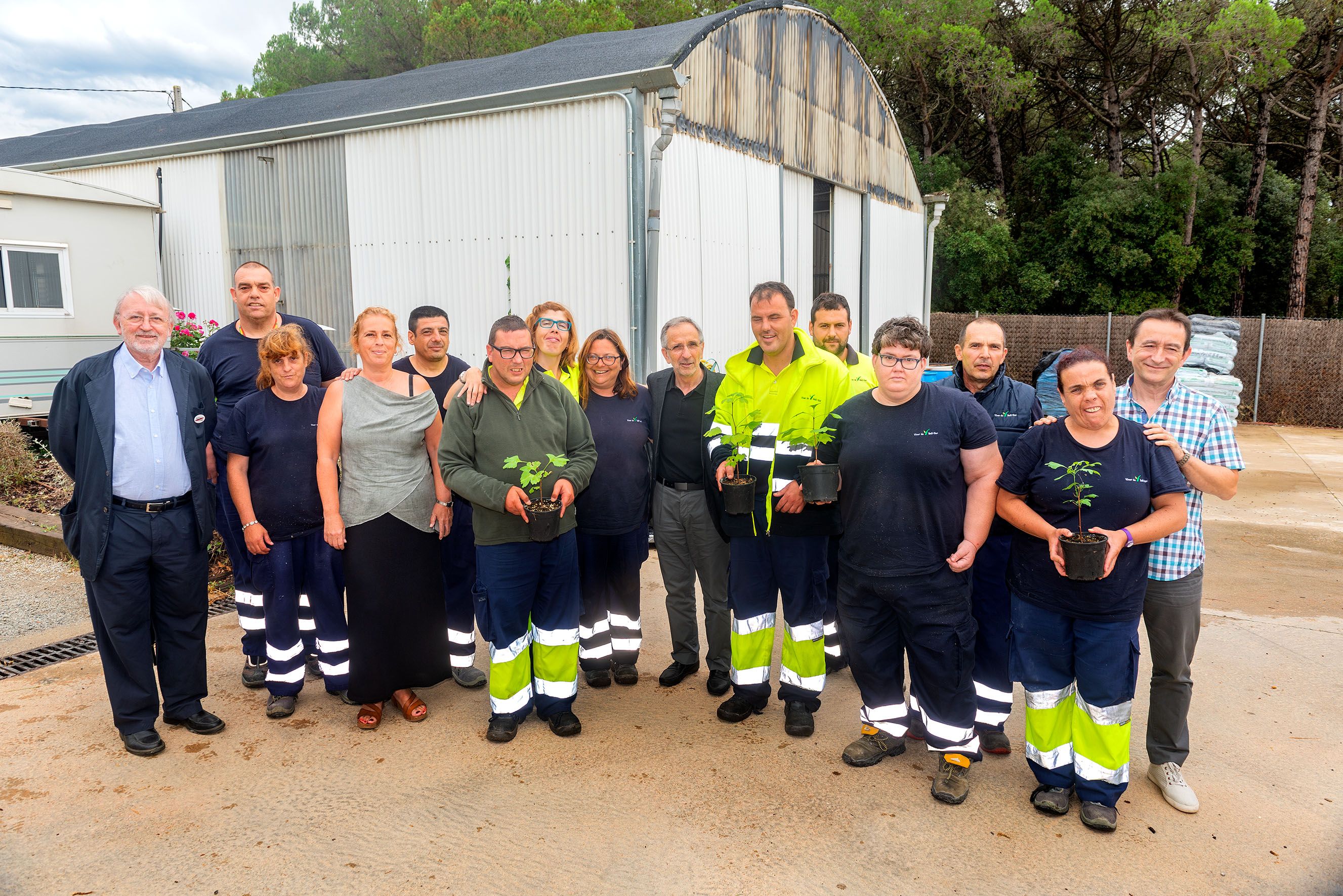Foto de família de treballadors de Viver de Bell-lloc amb l'alcalde de Granollers i responsables de la fundació