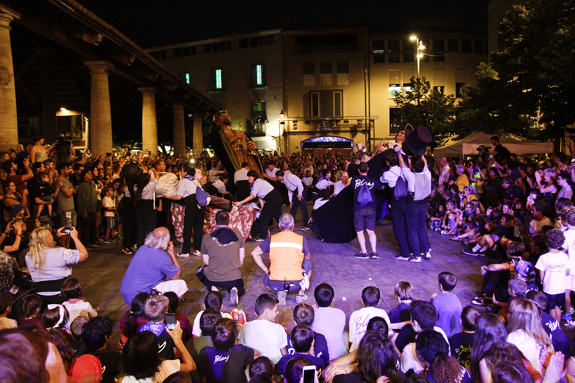 El Ball de Giravoltes en una cerimònia d'inici de la festa major a la Porxada