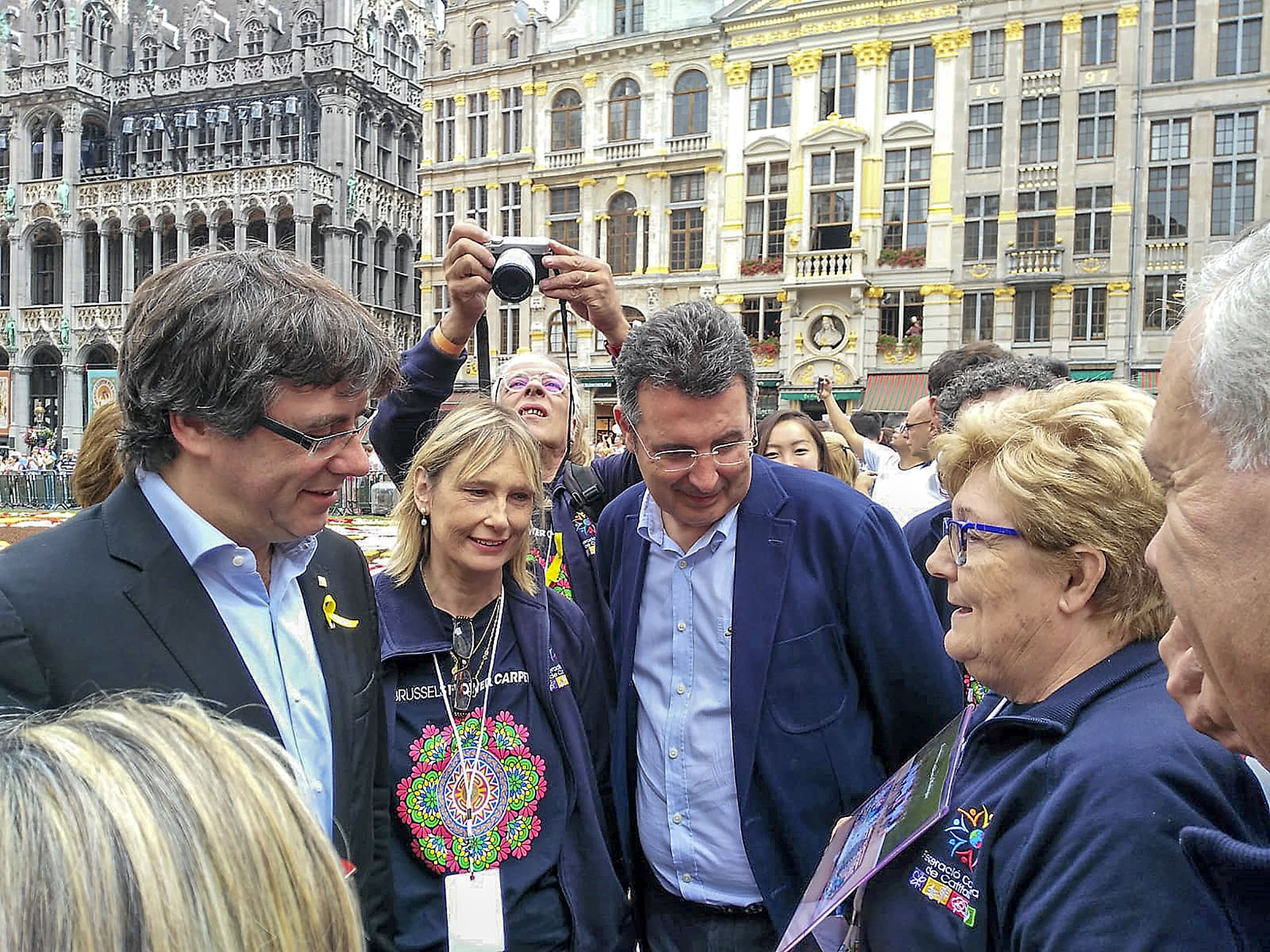 Puigdemont conversa amb Pallarès, dijous al matí durant la seva visita a la Grand Place de Brussel·les