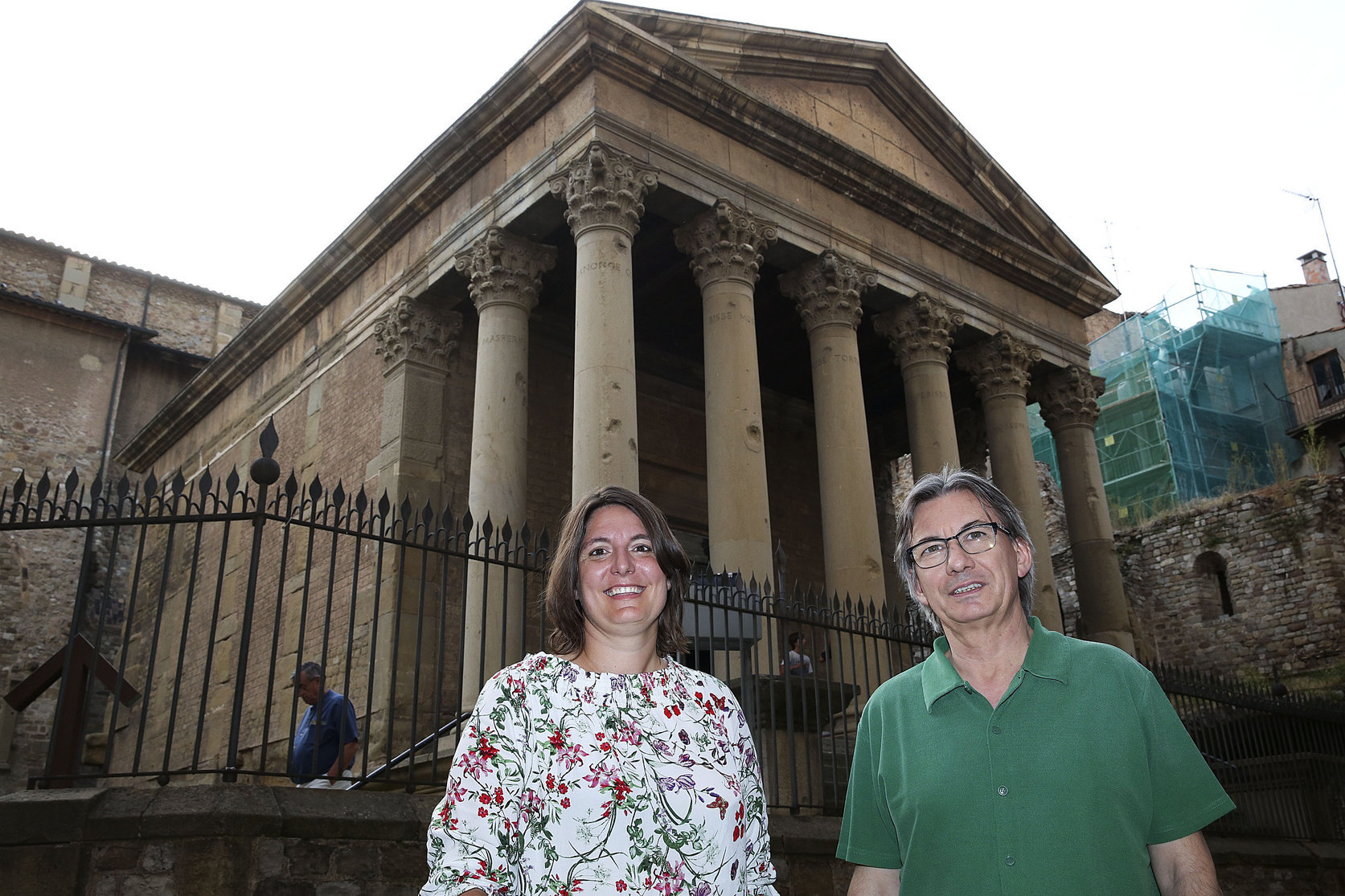 Anna Gómez i Francesc Codina davant del Temple Romà