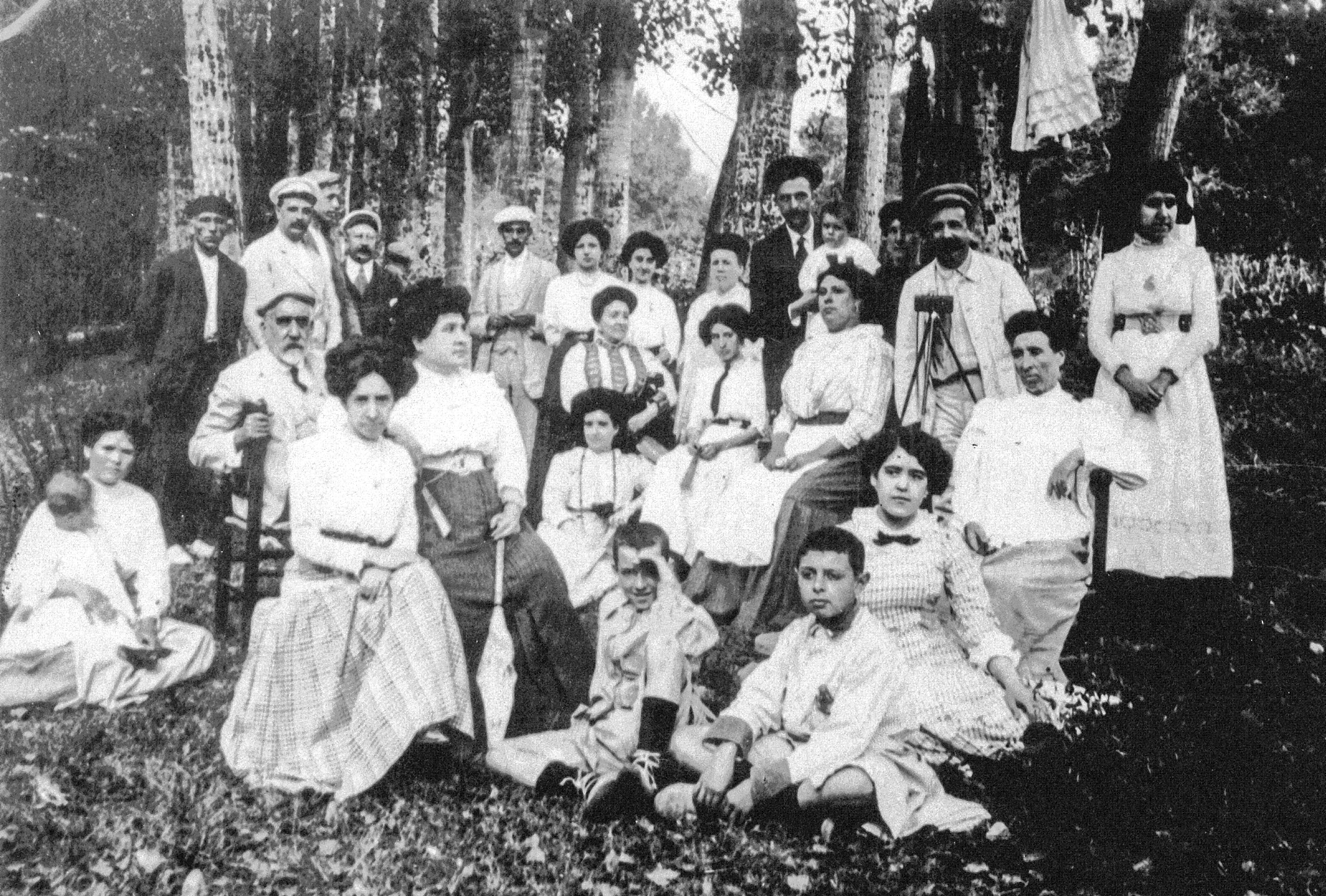 La família Julià, estiuejants de Cardedeu, en una sortida a una font propera al poble en una fotografia de primers del segle passat