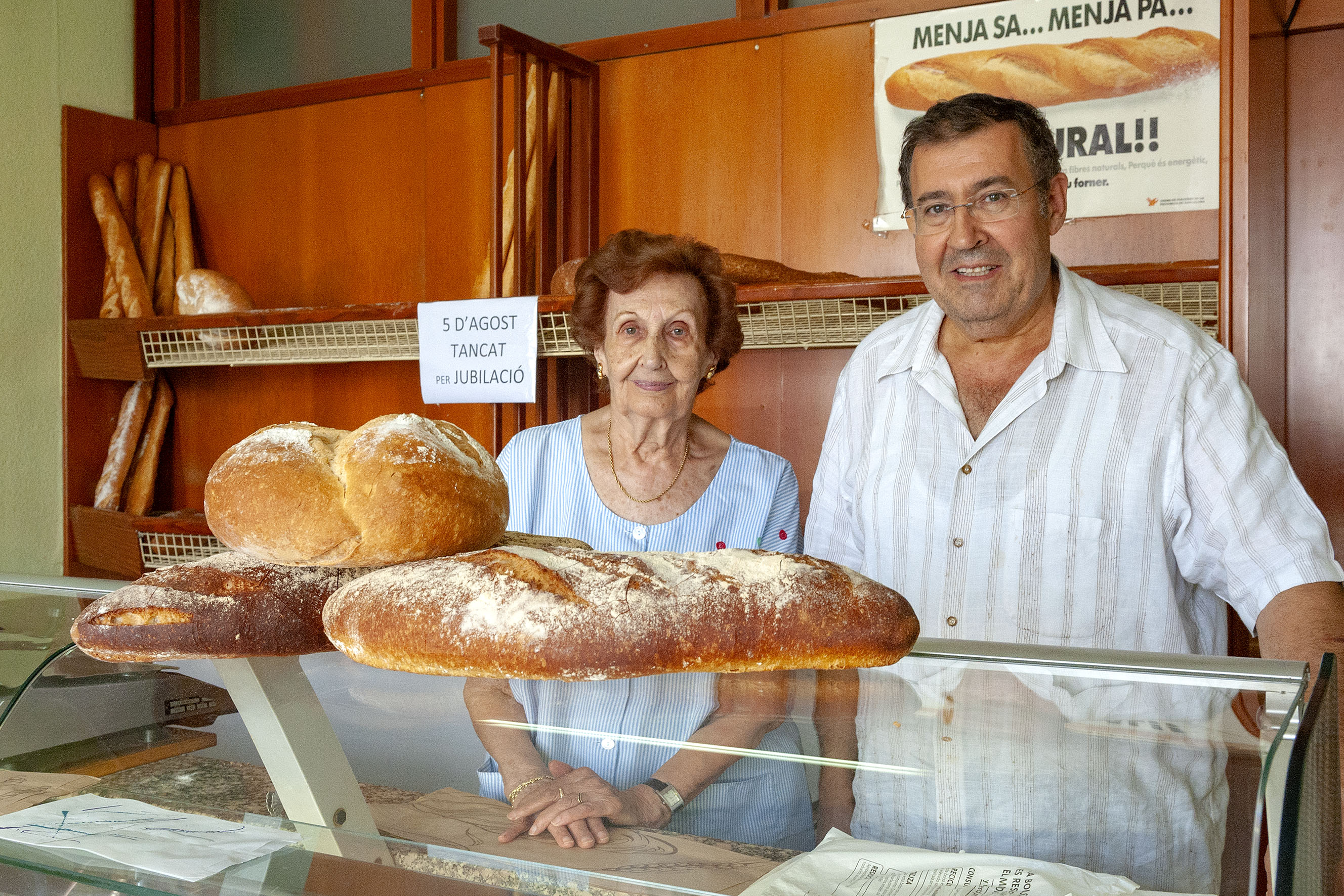 Concepció Fàbregas, que va obrir el forn, i el seu fill Antoni Giralt, al capdavant del negoci des de fa anys