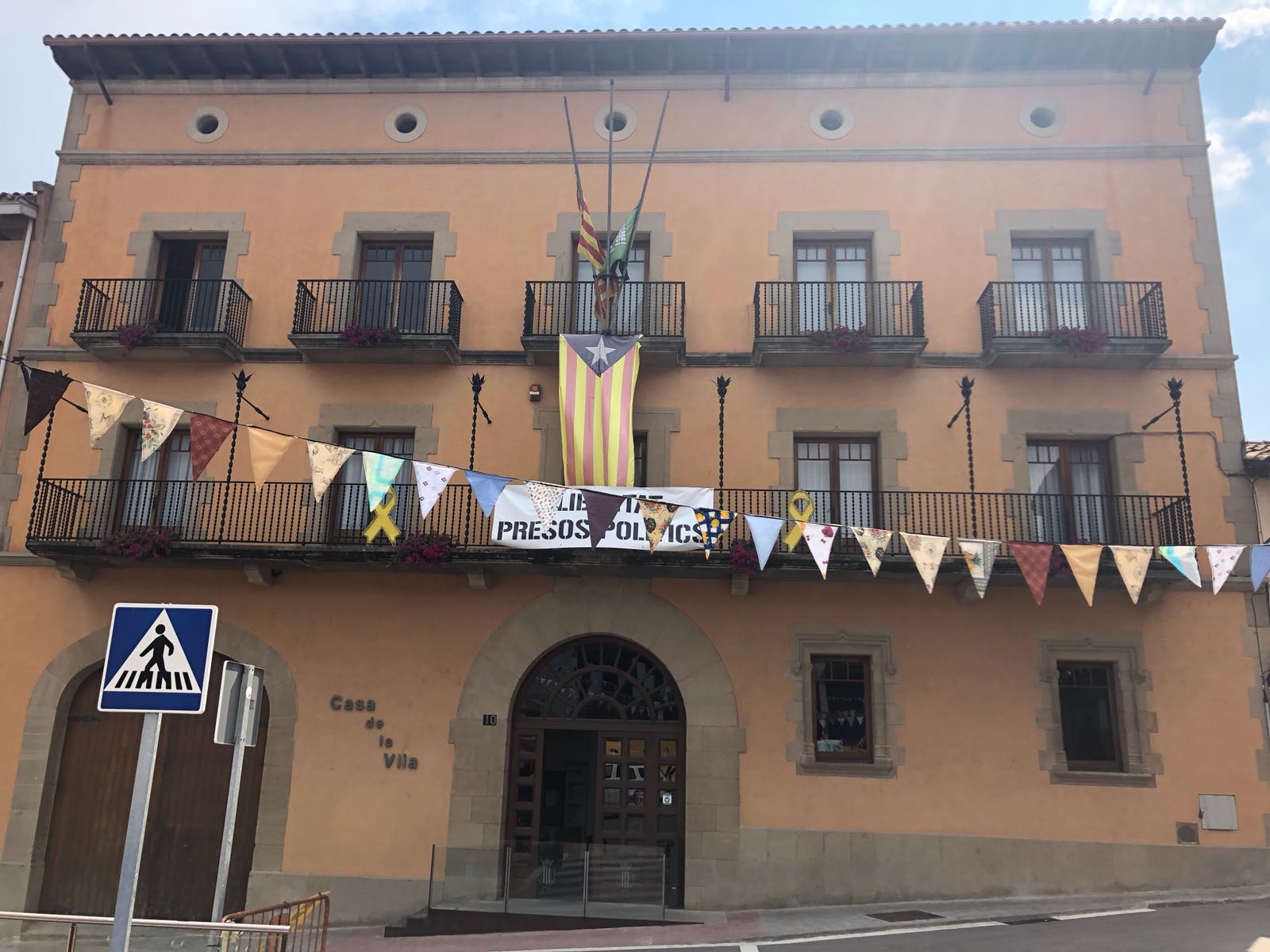 Les banderes a l'Ajuntament de Tona, a mig pal en senyal de dol