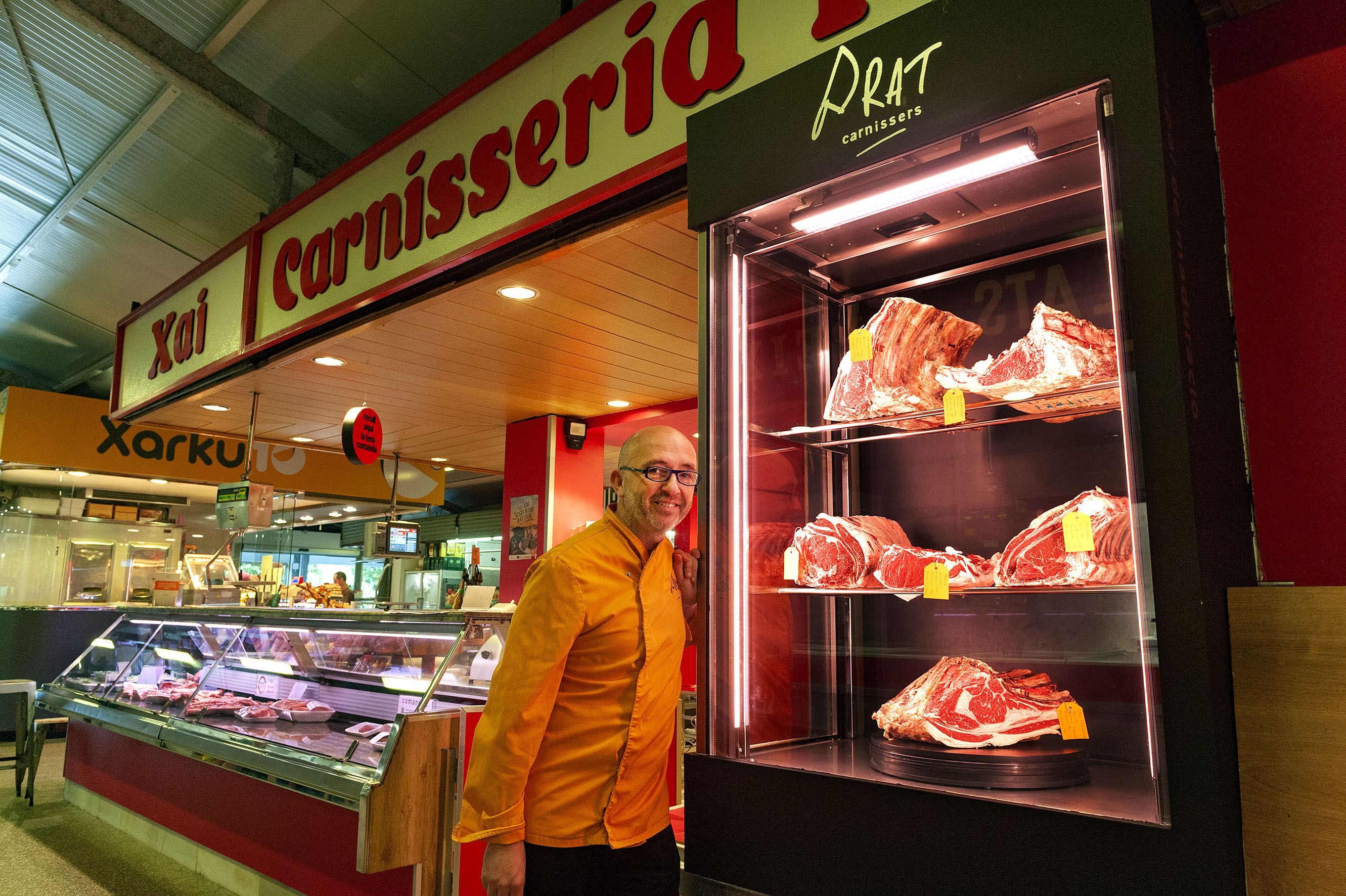 Oriol Safont, al costat de l’espai de maduració de carns de la seva parada, fa 35 anys que és al mercat de Cardedeu