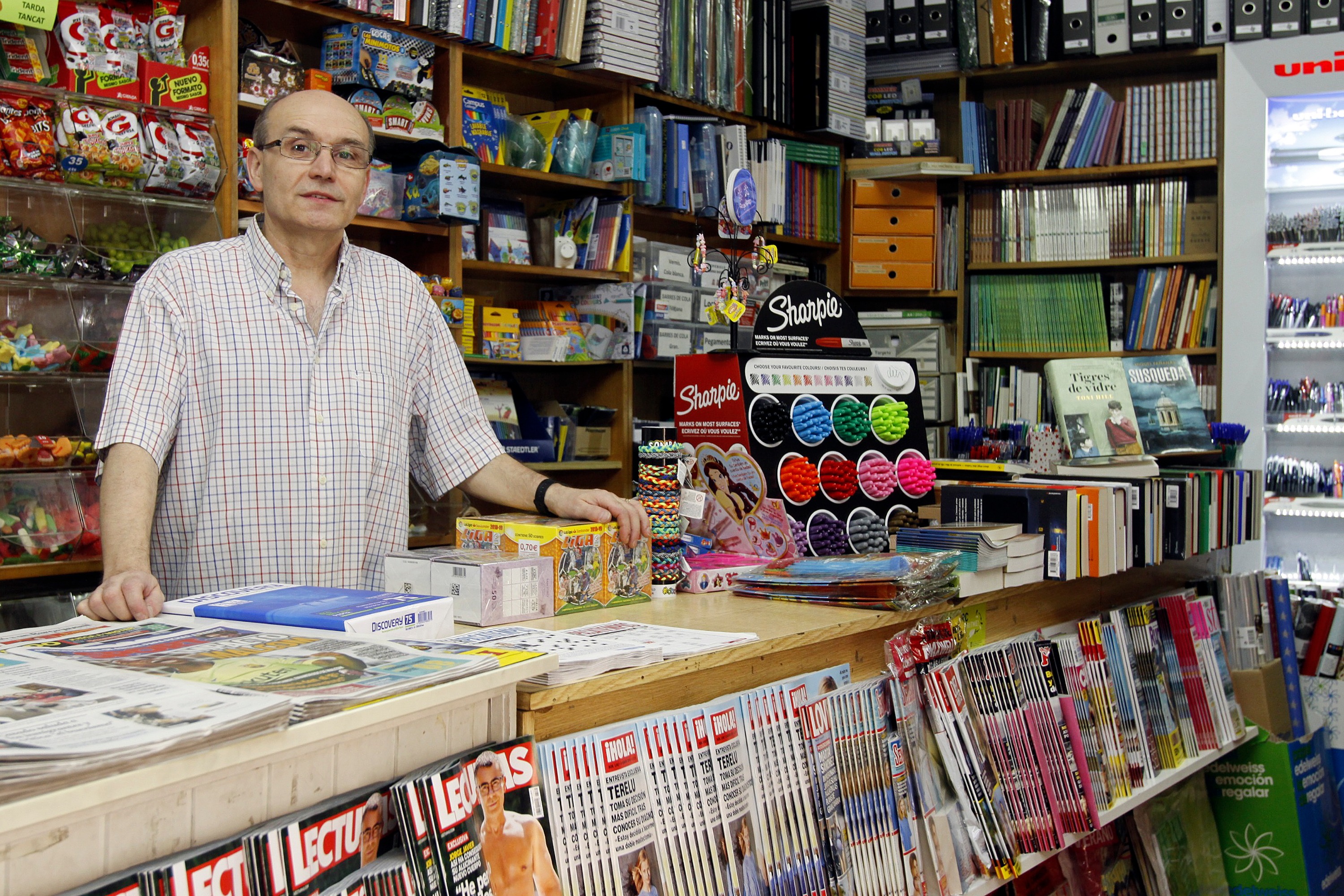 Ramon Vilar, al taulell de la llibreria