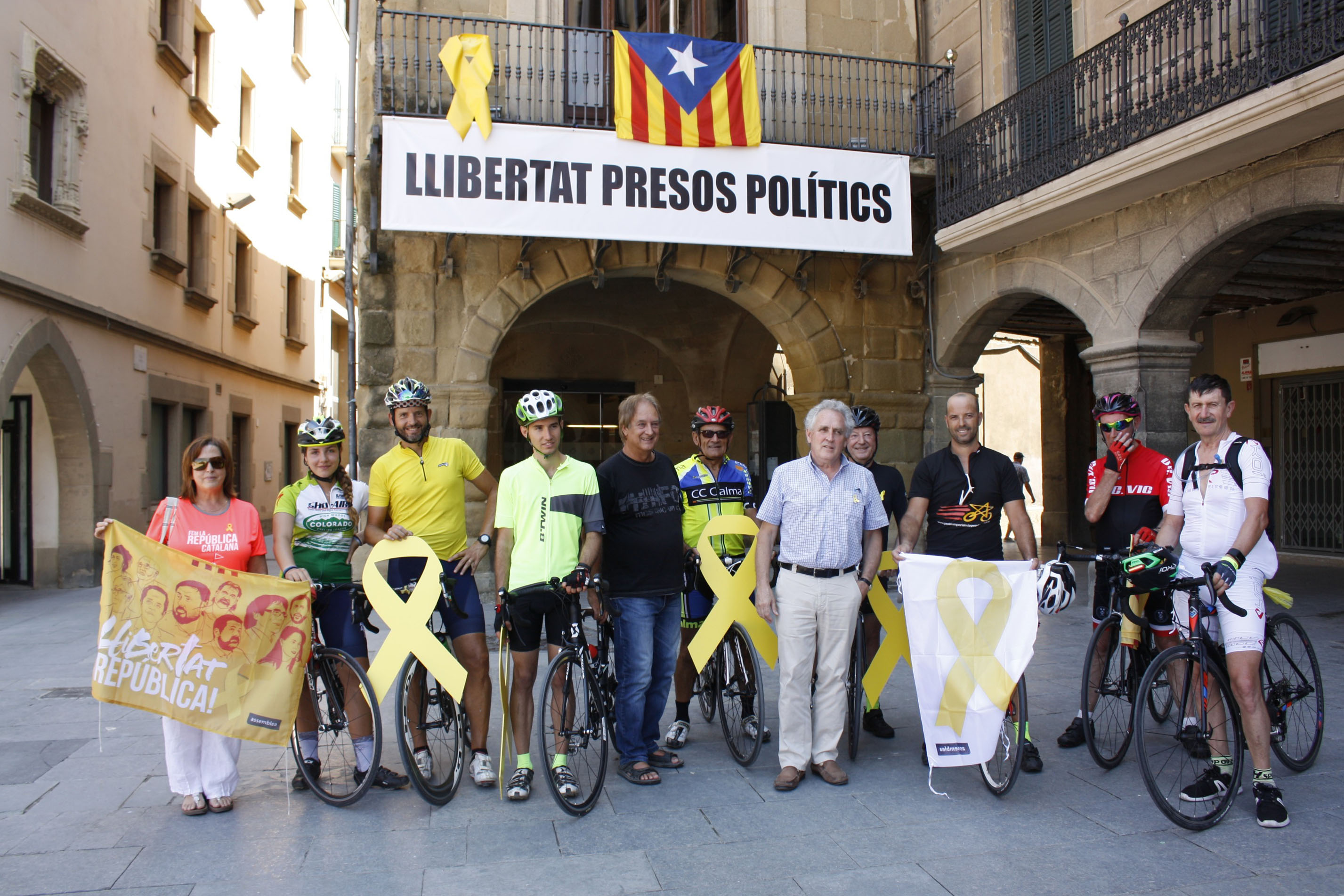 L'alcalde accidental, Toni Serrat, ha rebut aquest dijous al migdia els ciclistes