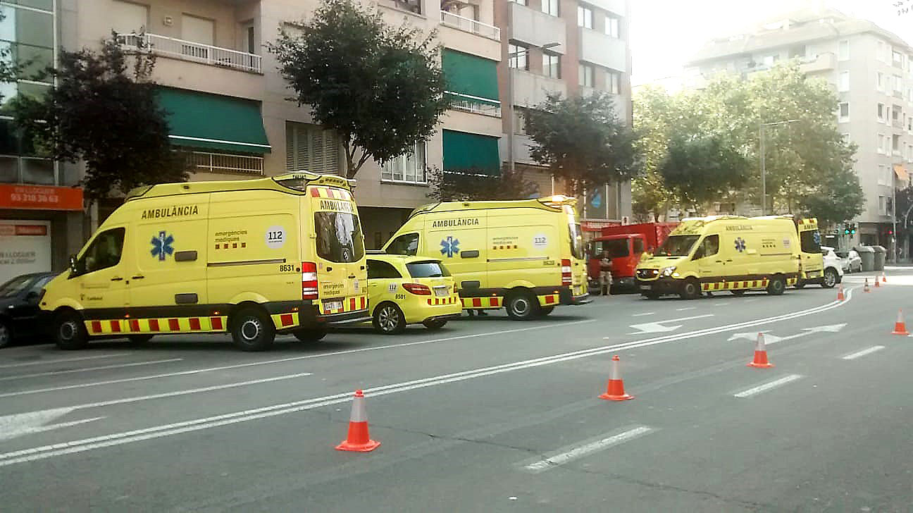 Les ambulàncies atenent a la dona prop de la plaça Amadeu Castellanos