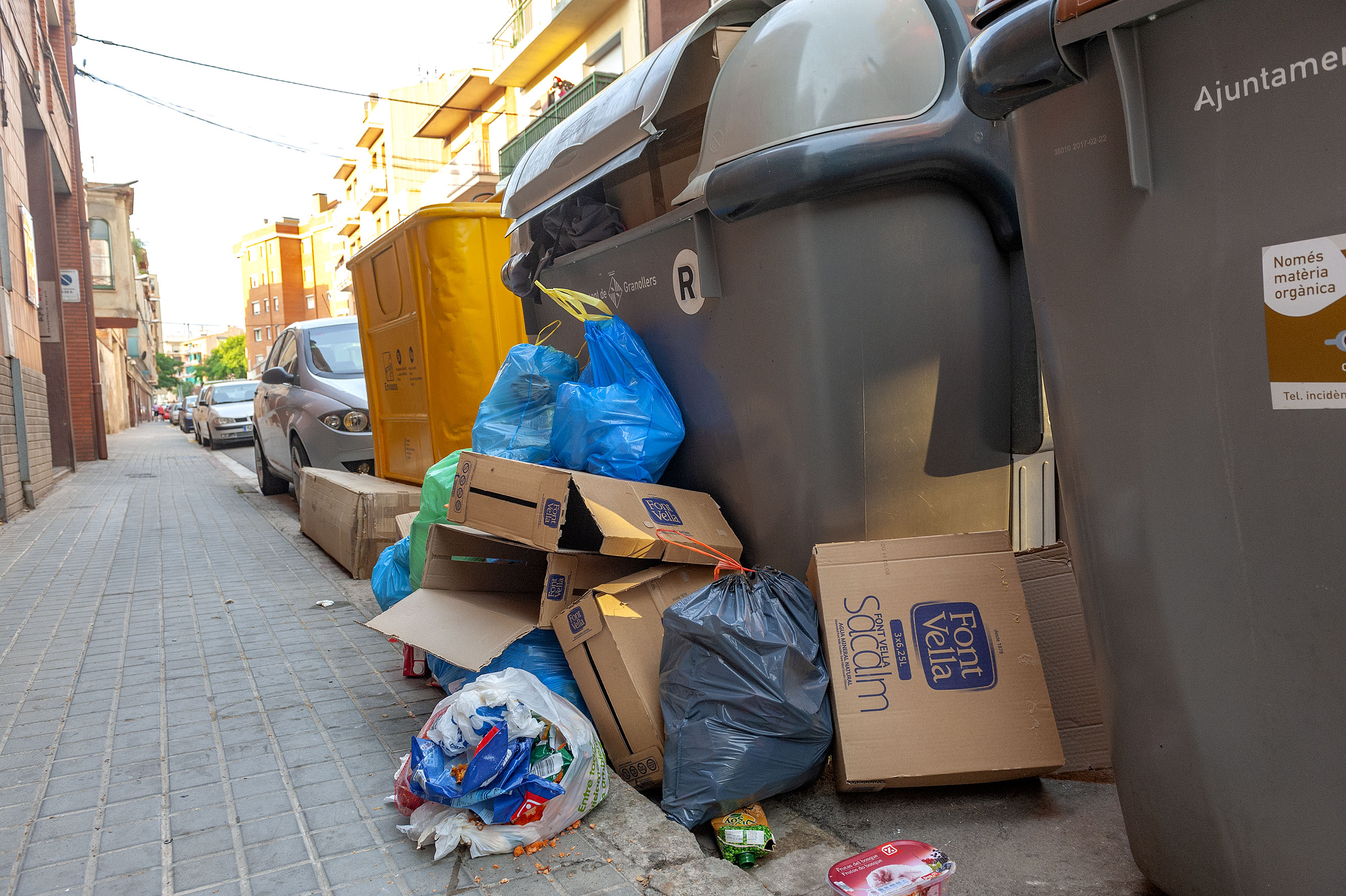 Uns contenidors plens al carrer Joan Prim