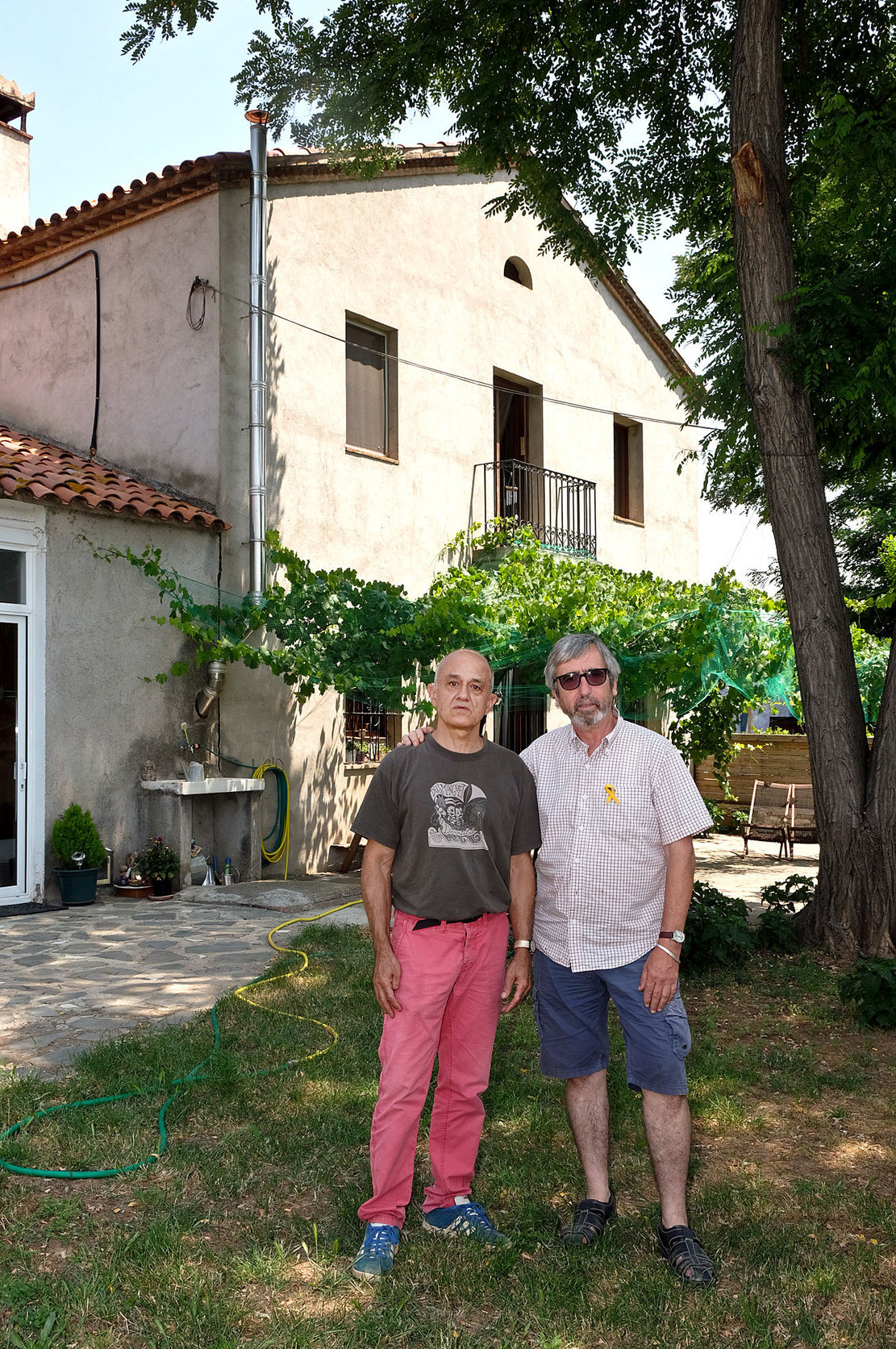 Xavier Boixader, a l’esquerra, i Ramon Arribas, davant de Can Torrents, on van viure durant uns anys des de finals dels anys 70