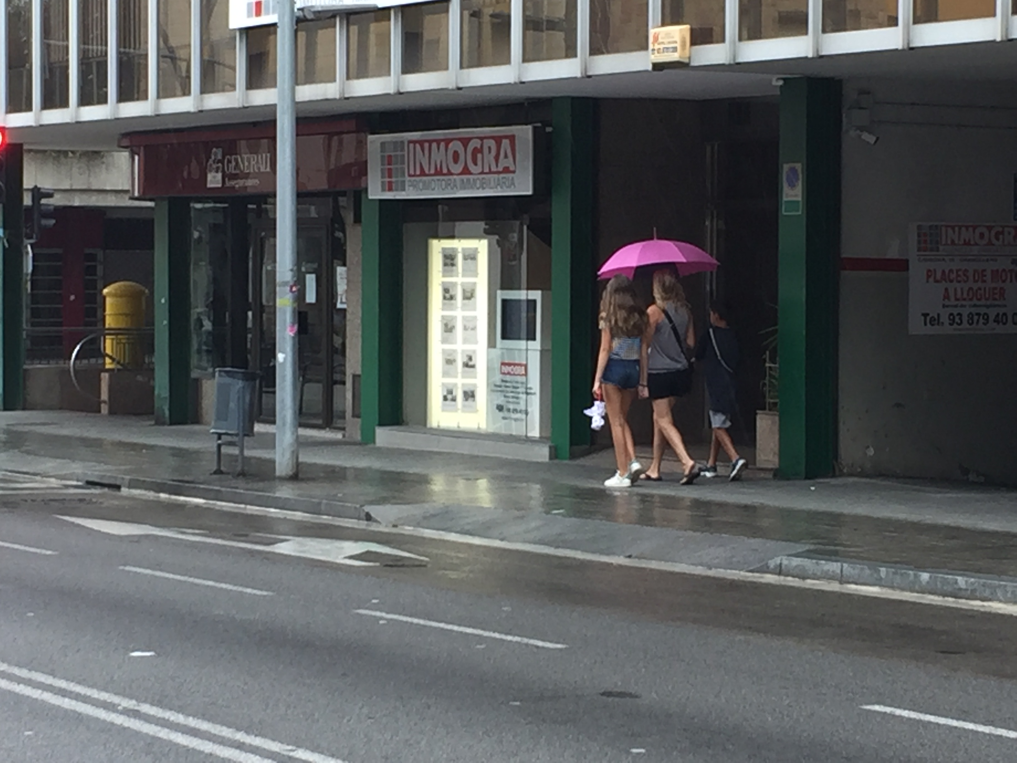 Vianants amb paraigües aquest dijous al migdia a Granollers