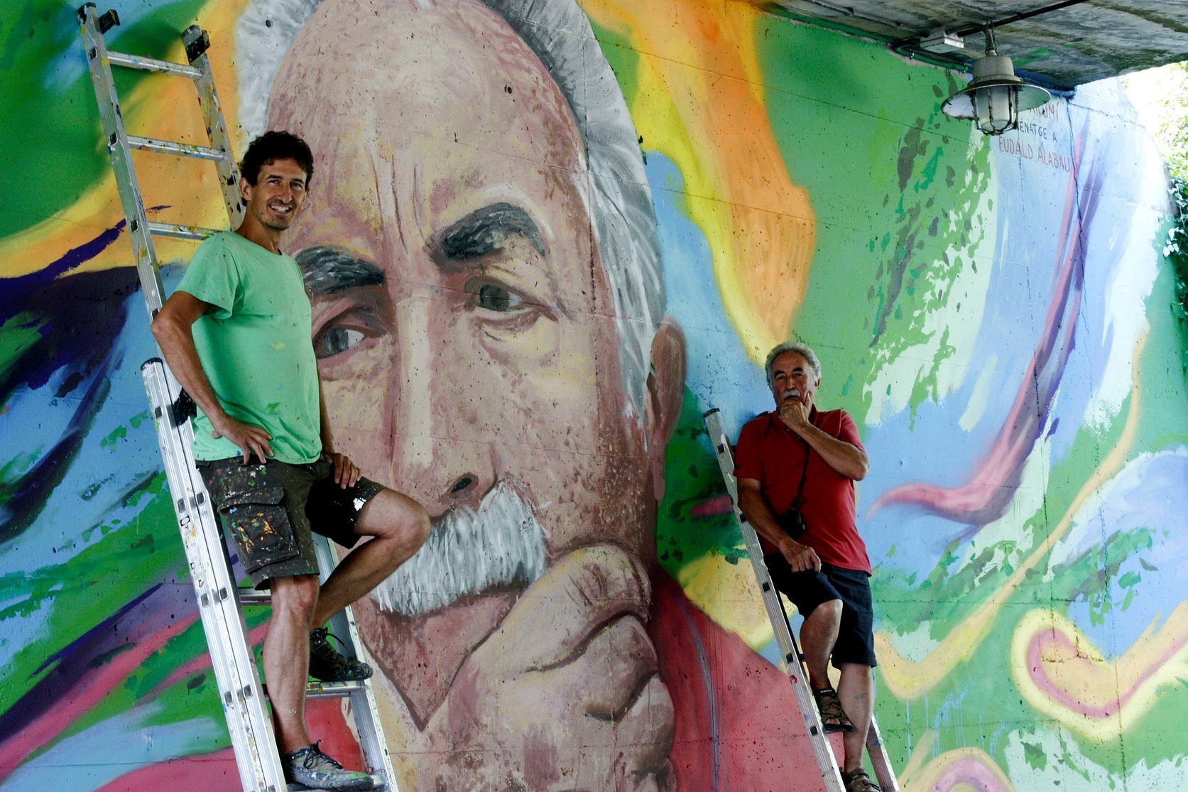 Oriol Arumí i Eudald Alabau, davant del mural