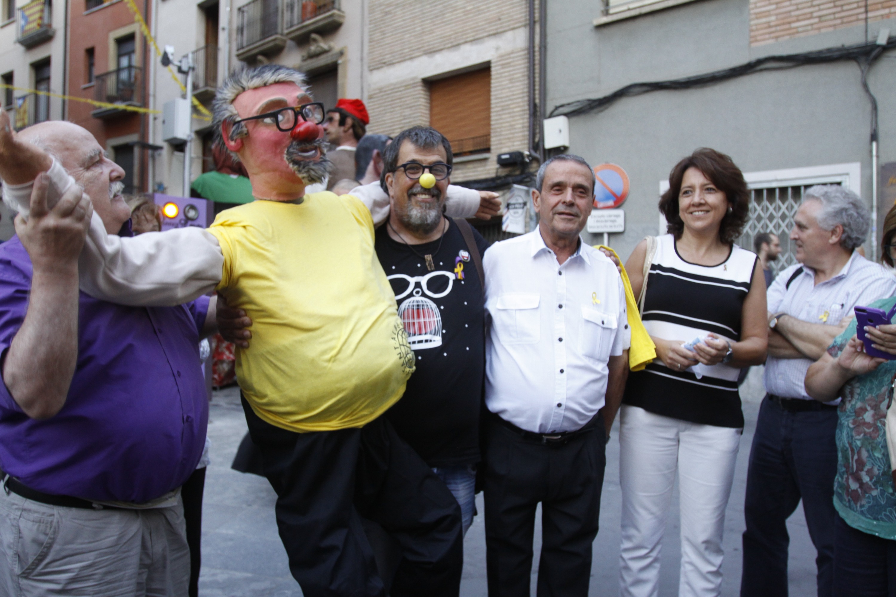 Jordi Pesarrodona, amb la seva figura del Carquinyoli, Anna Erra i membres de la comissió de festes del carrer de Gurb