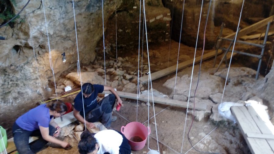 Els arqueòlegs treballant aquest diumenge a la cova de les Teixoneres