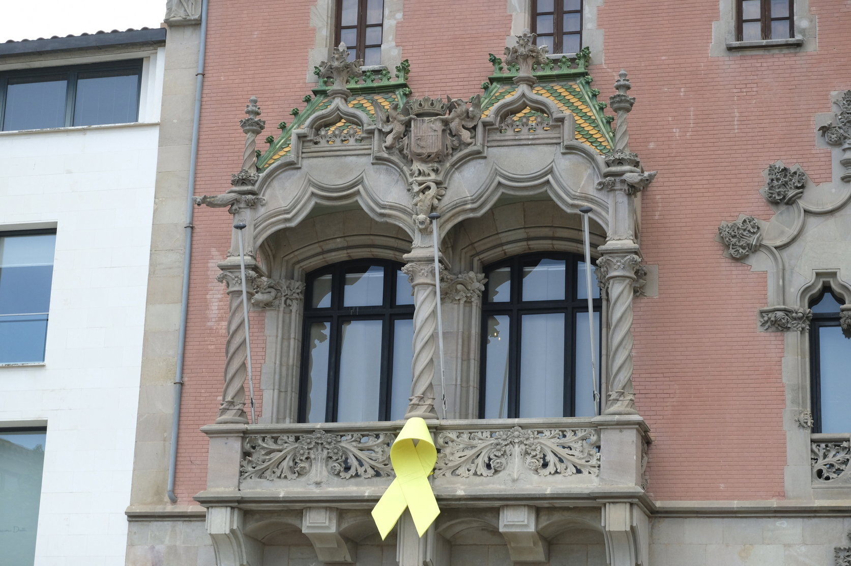 El llaç groc a la façana de l'Ajuntament de Granollers