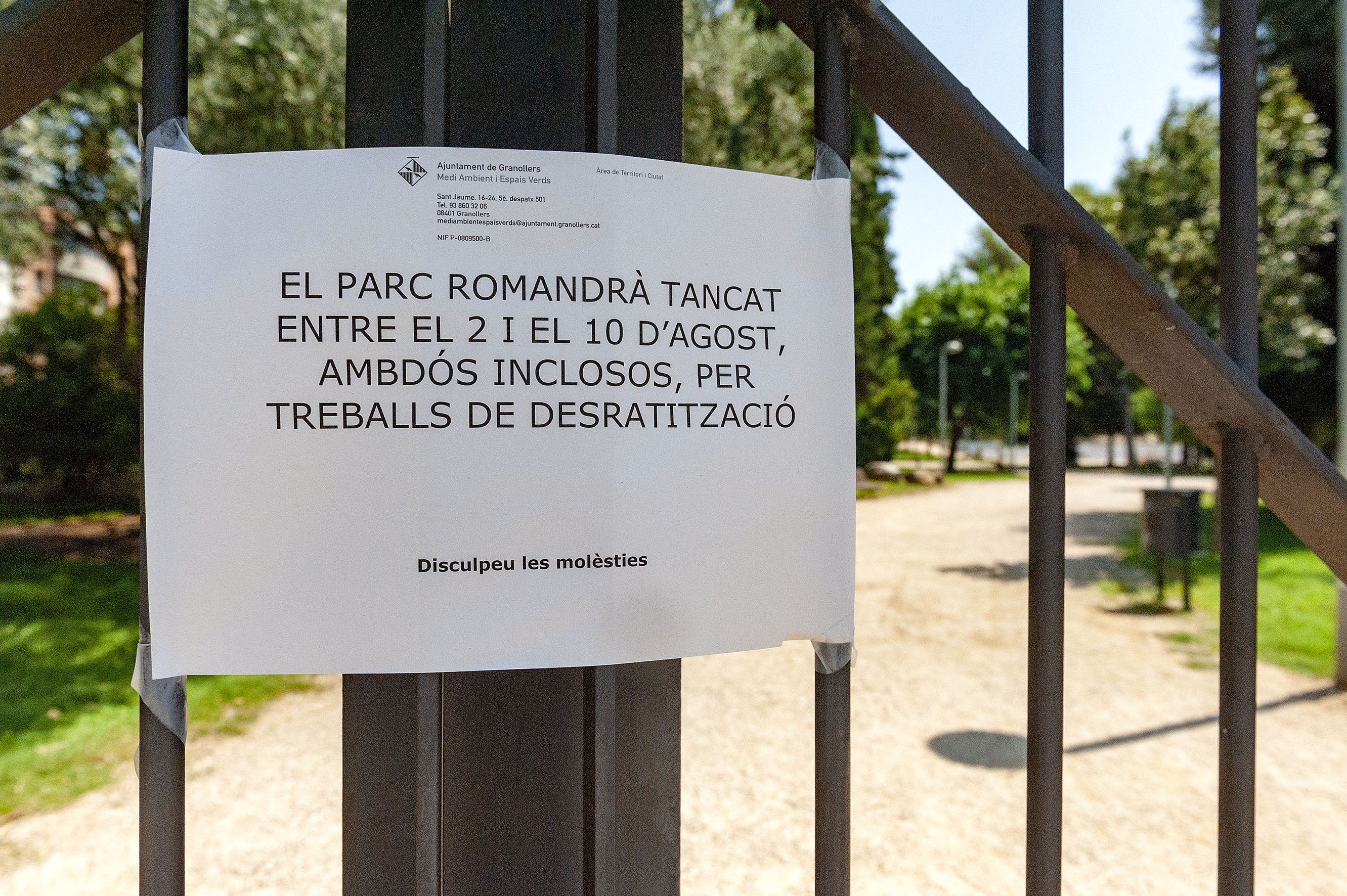 Un cartell anuncia les tasques de desratització que es fan al parc
