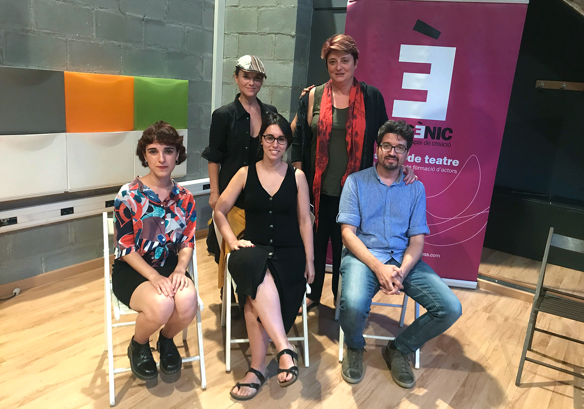 A baix, Laura Lara, Yaiza Berrocal i Sergi Cebollero, amb obres premiades. A dalr, dues de  les directores, Fàtima Campos i Marta G. Otín
