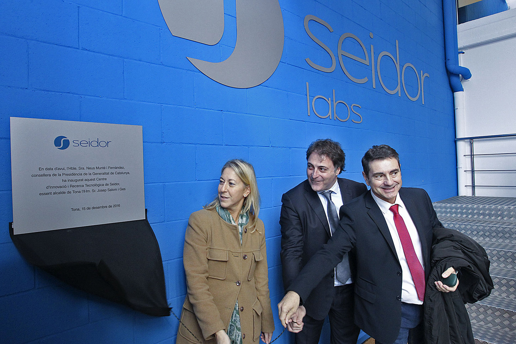 Josep Benito, CEO de Seidor, el dia que es va inaugurar el Seidor Lab a Tona entre l'exconsellera Neus Munté i l'alcalde de Tona Josep Salom