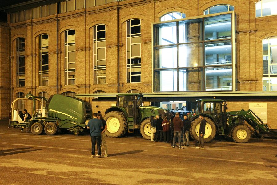 Tractors davant la seu del Consell Comarcal de Vic