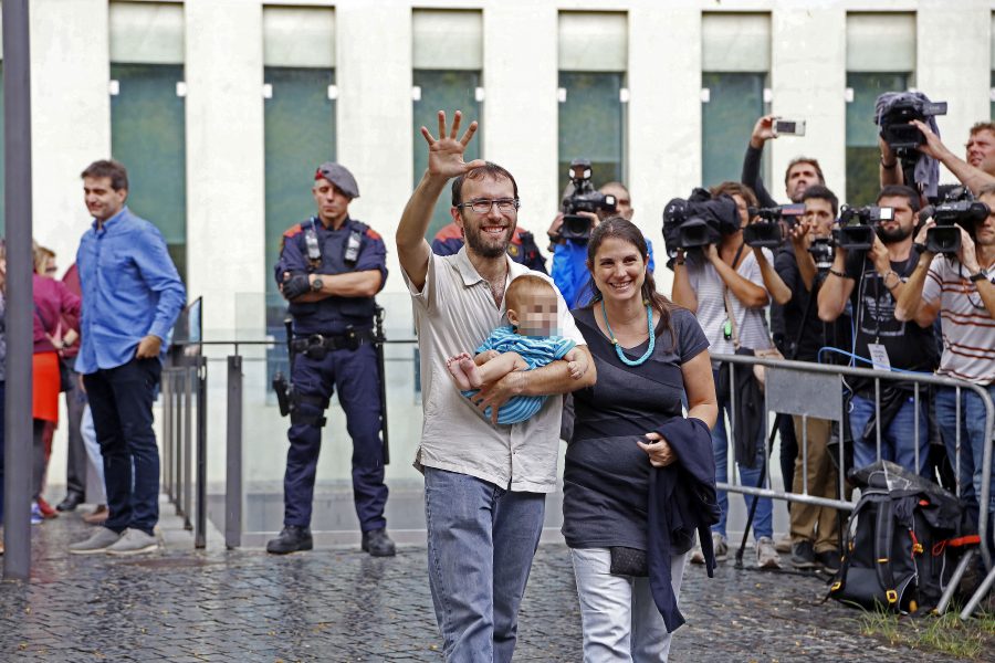 Pep Masoliver, a la sortida de la Ciutat de la Justícia, el 22 de setembre de 2017. L'acompanyaven la seva dona i el seu fill