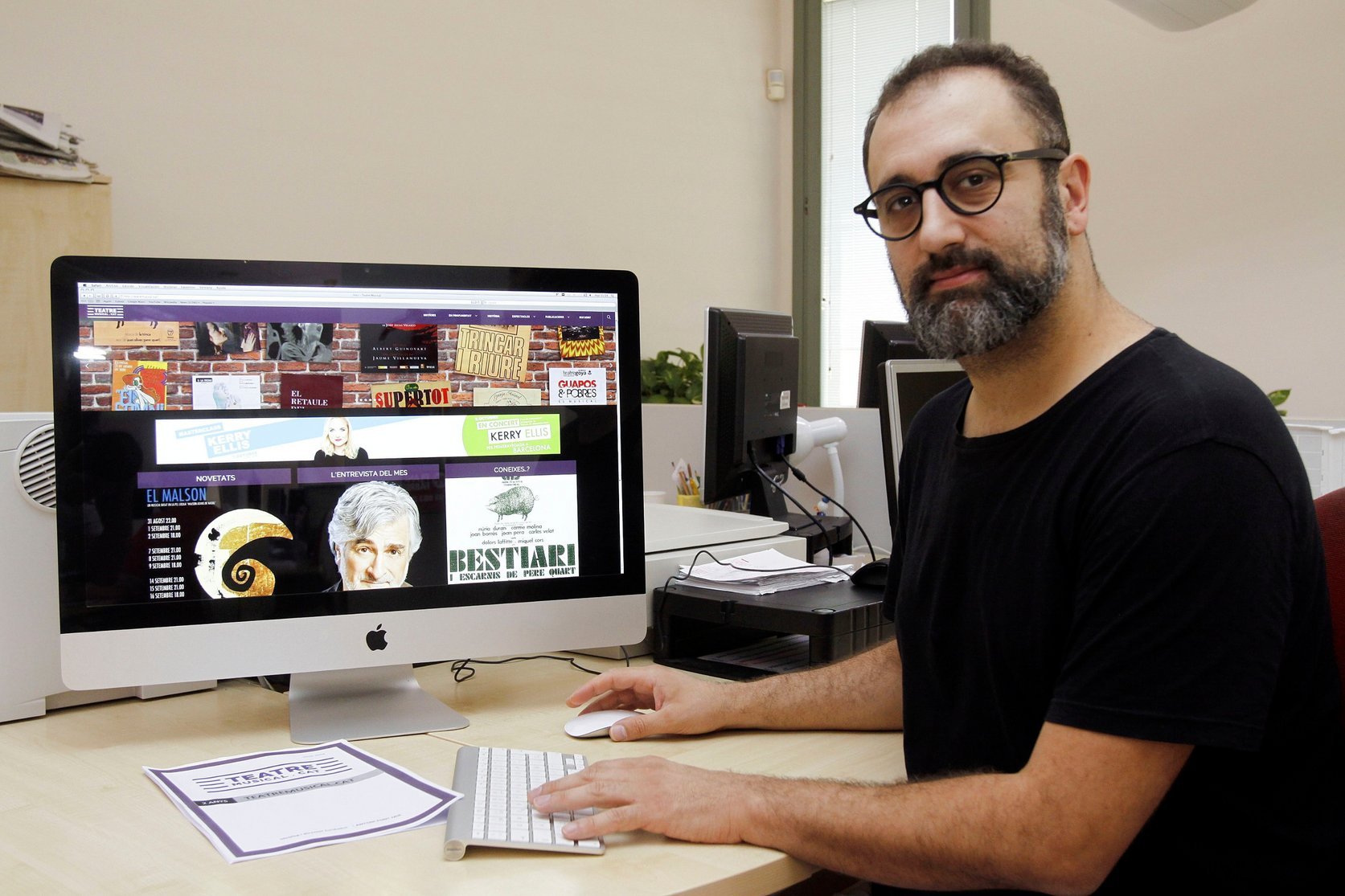 Antoni Font, amb la web de Teatremusical.cat a la pantalla