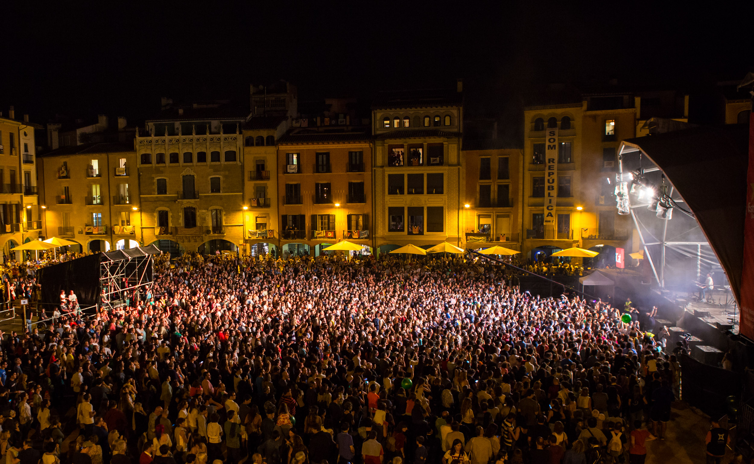 Una imatge icònica del MMVV, amb la plaça Major de Vic plena de gent en un dels concerts