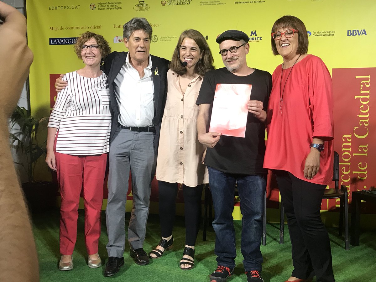 German Machado, segon per al dreta, al costat de Montse Ayats, presidenta de l'Associació d'Editors en Llengua Catalana