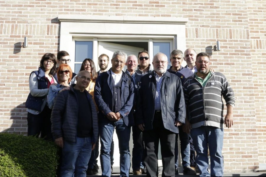 El conseller Lluís Puig amb els representants d'Òmnium, l'ANC i el CDR a la porta de la Casa de la República