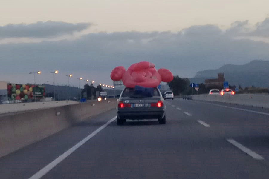 Un flamenc inflable sobre un cotxe a la C-17 aquest vespre