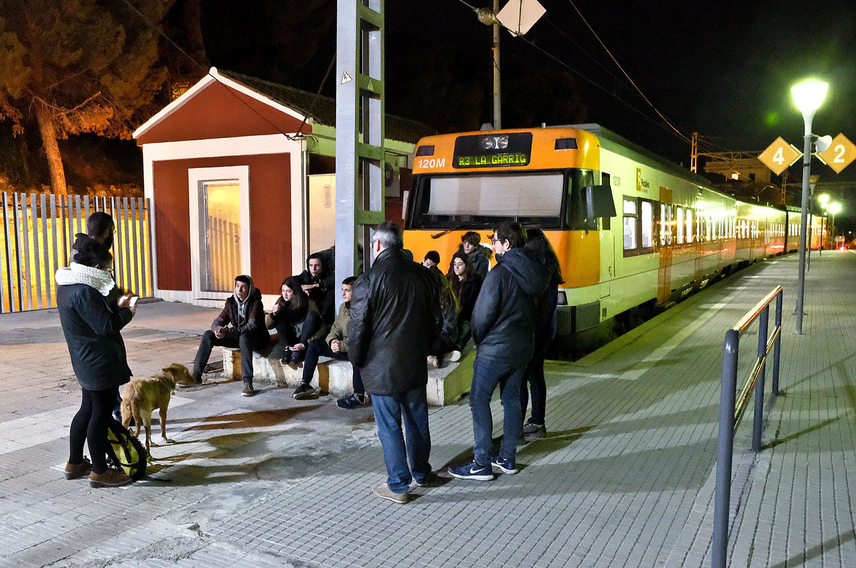 La via morta de l'estació de la Garriga amb un tren aturat