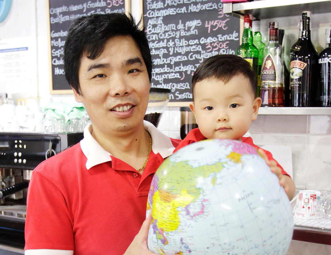 Haofeng Quiu, amb el seu fill petit