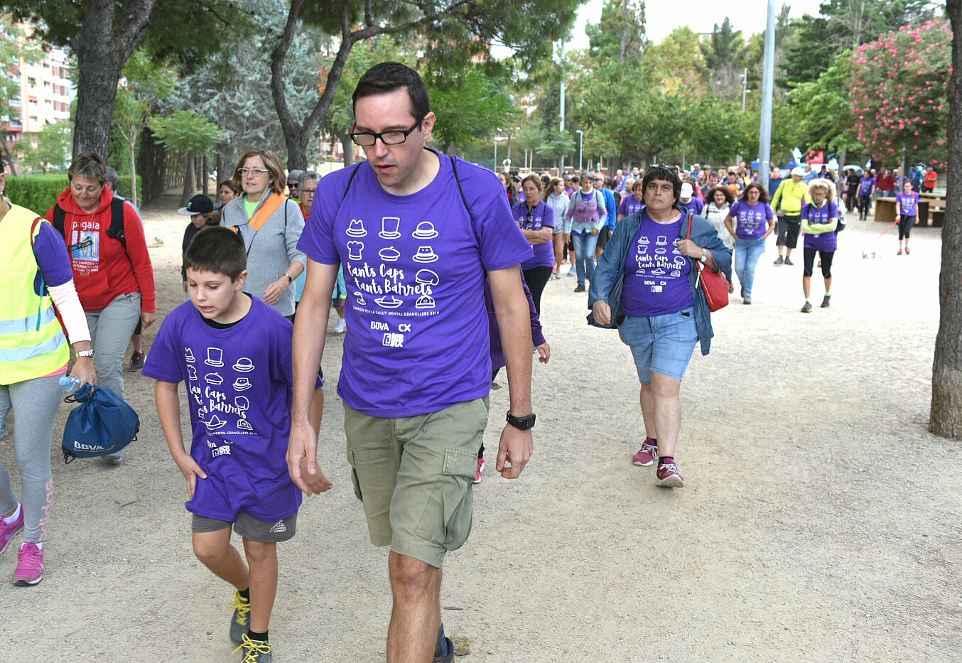 Participants en la caminada, sortint del parc Torras Villà