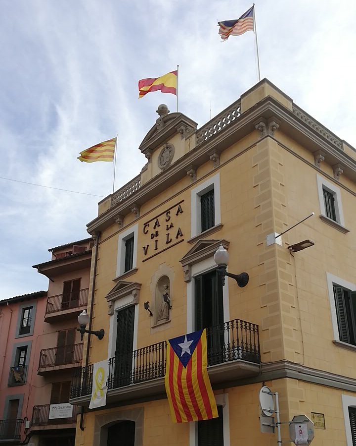La bandera espanyola torna a onejar a l'Ajuntament de Torelló