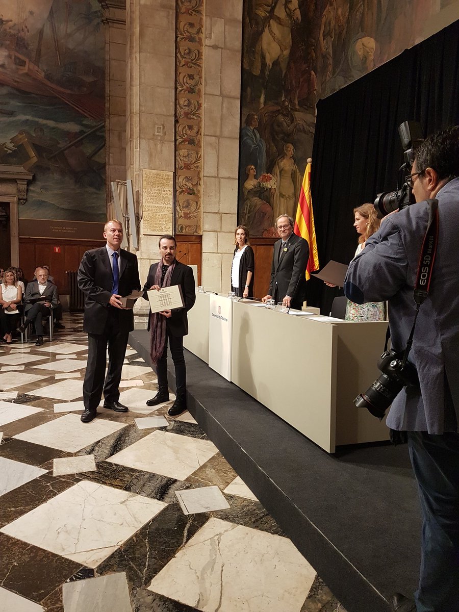 L'alcalde Àlex Garrido i Pol Robles, d'Artkham Studio rebent el premi