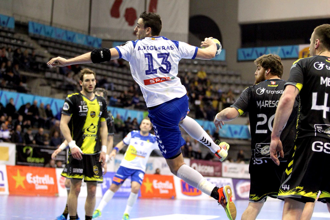 Una acció ofensiva del pivot Adrià Figueras en un partit de la Copa EHF de la temporada passada