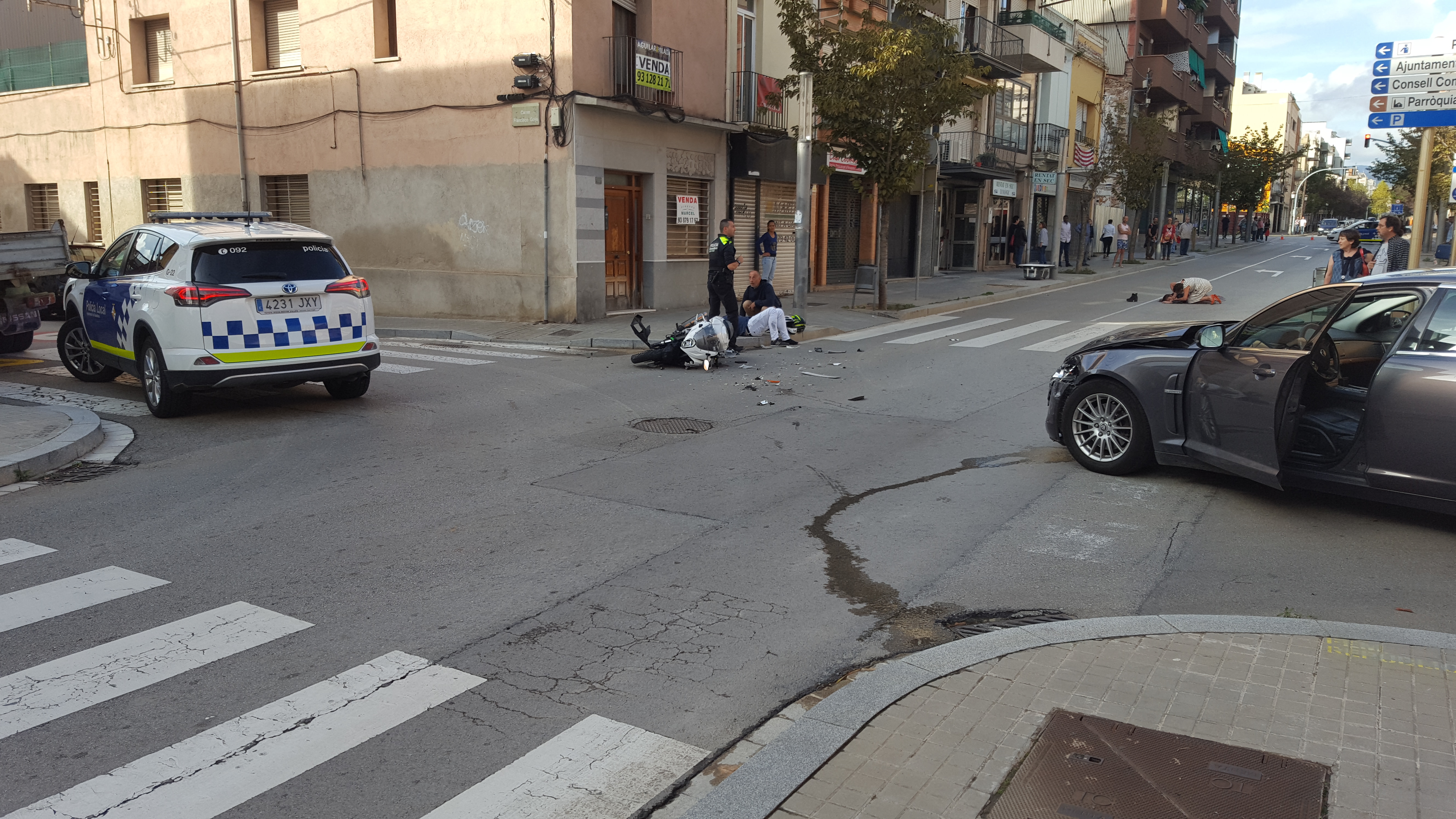 La moto enmig del carrer Francesc Macià després de topar amb el cotxe que sortia del carrer Murillo