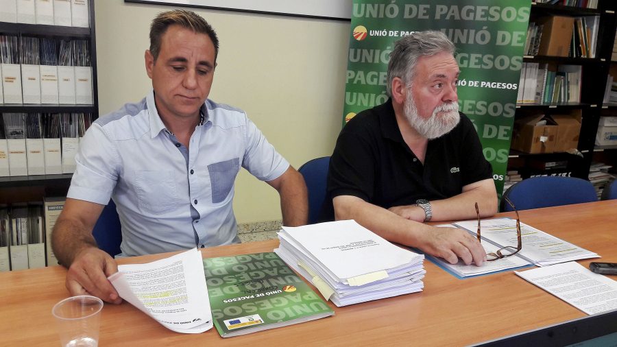 Josep Guitart i Joan Casajoana, d’Unió de Pagesos, explicant els resultats de la investigació feta pel sindicat