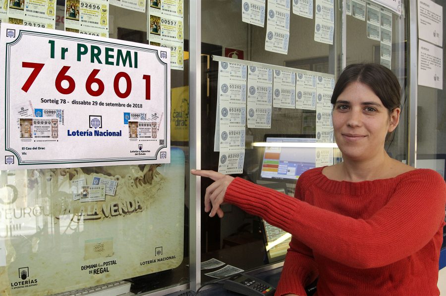 Marta Barnolas, d’El Cau el Drac, mostrant el número premiat que no va comprar ningú