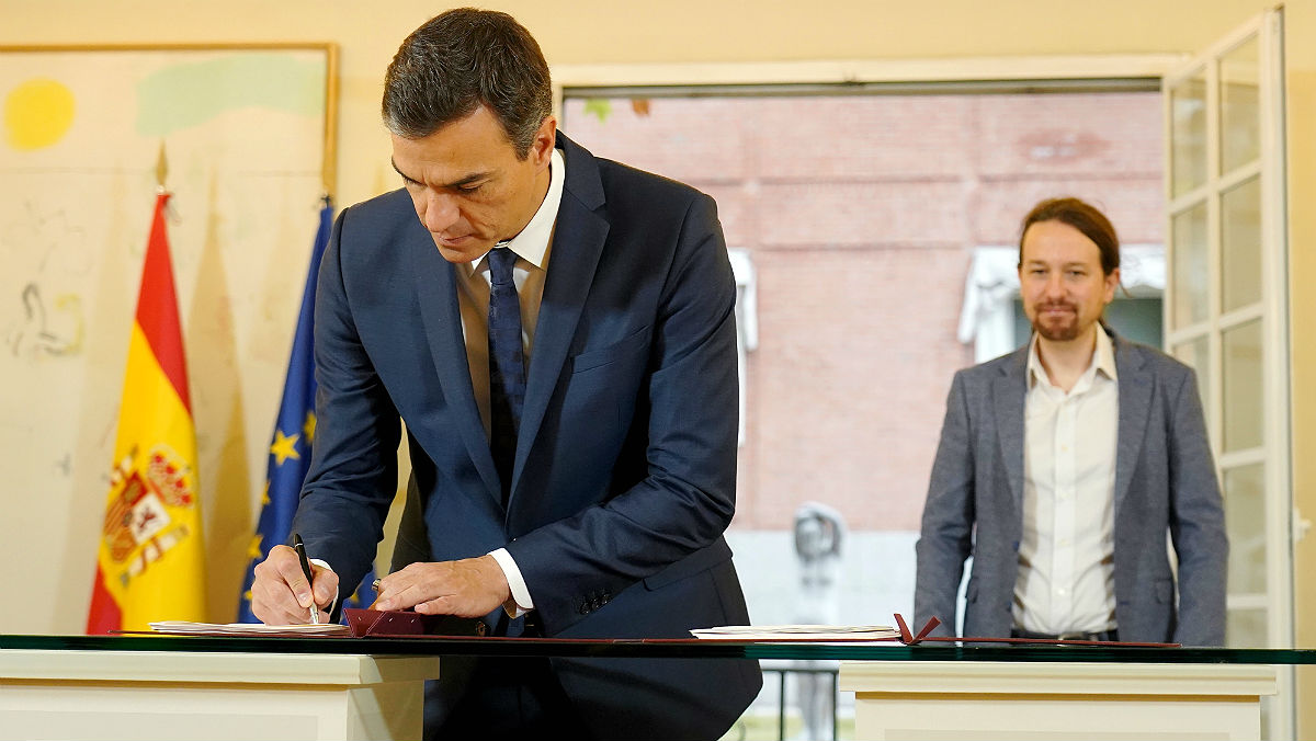 Pedro Sánchez signant l'acord dels pressupostos generals, al fons Pablo Iglesias
