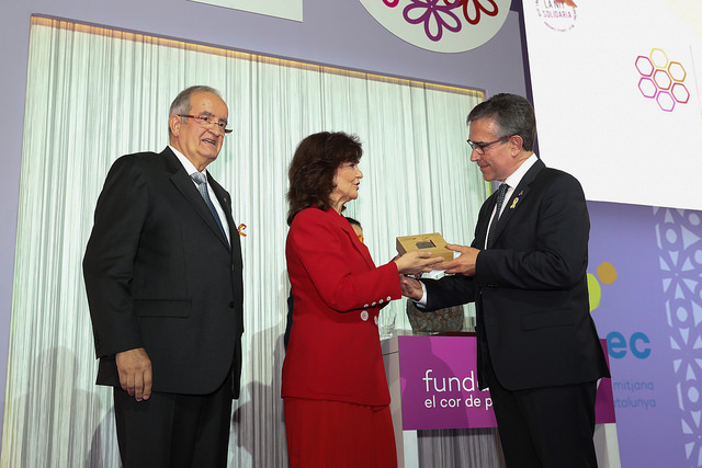 Pere Relats rep el premi de mans de la vicepresidenta del govern espanyol, Carmen Calvo, en presència del president de Pimec, Josep González