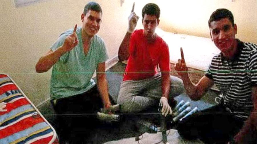 Mohamed Houli, Youssef Aalla i Younes Abouyaaqoub durant la fabricació dels explosius a Alcanar