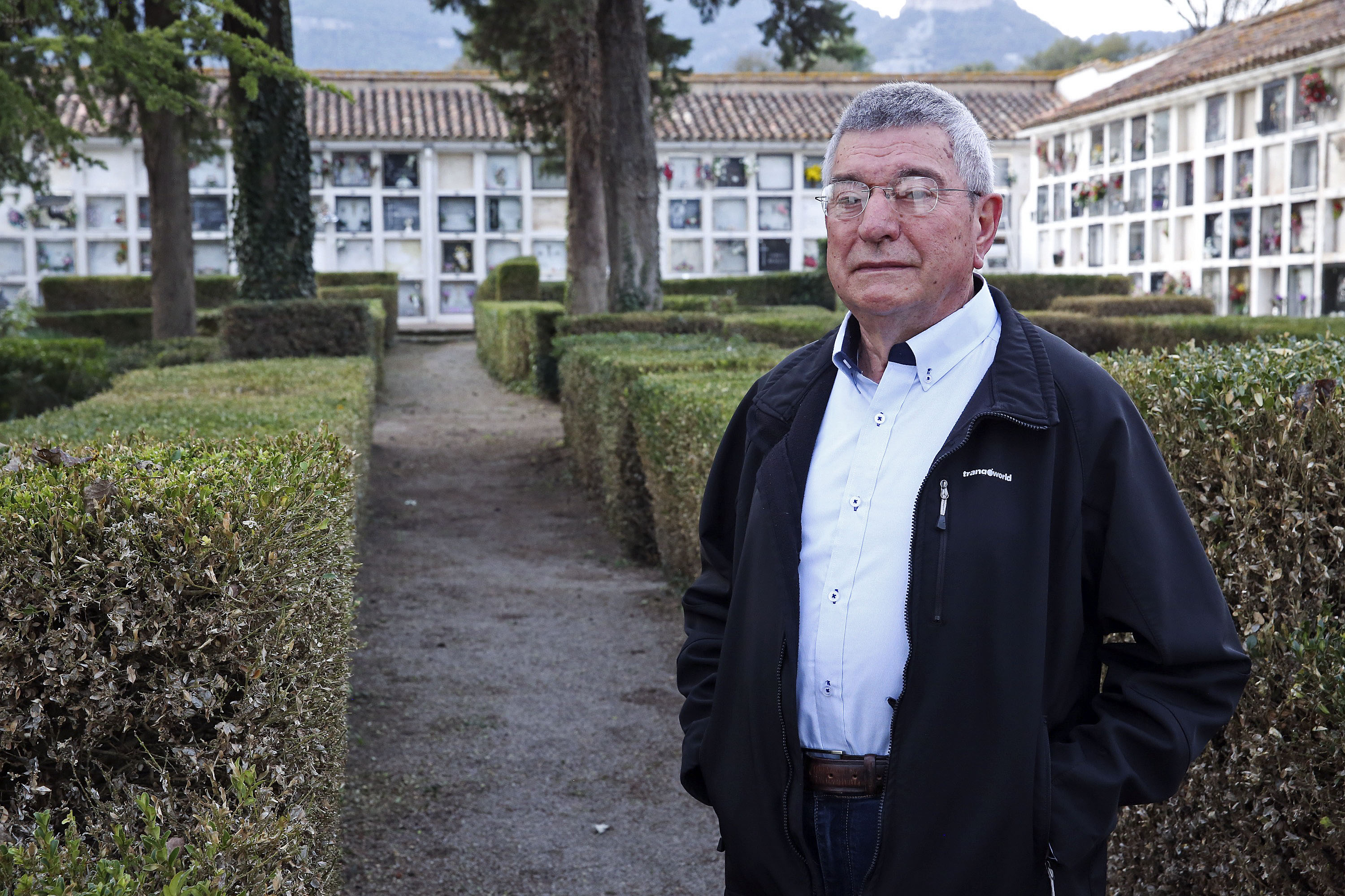 Josep Sallent, president de l’Associació Familiar de Defuncions de Balenyà, al cementiri municipal